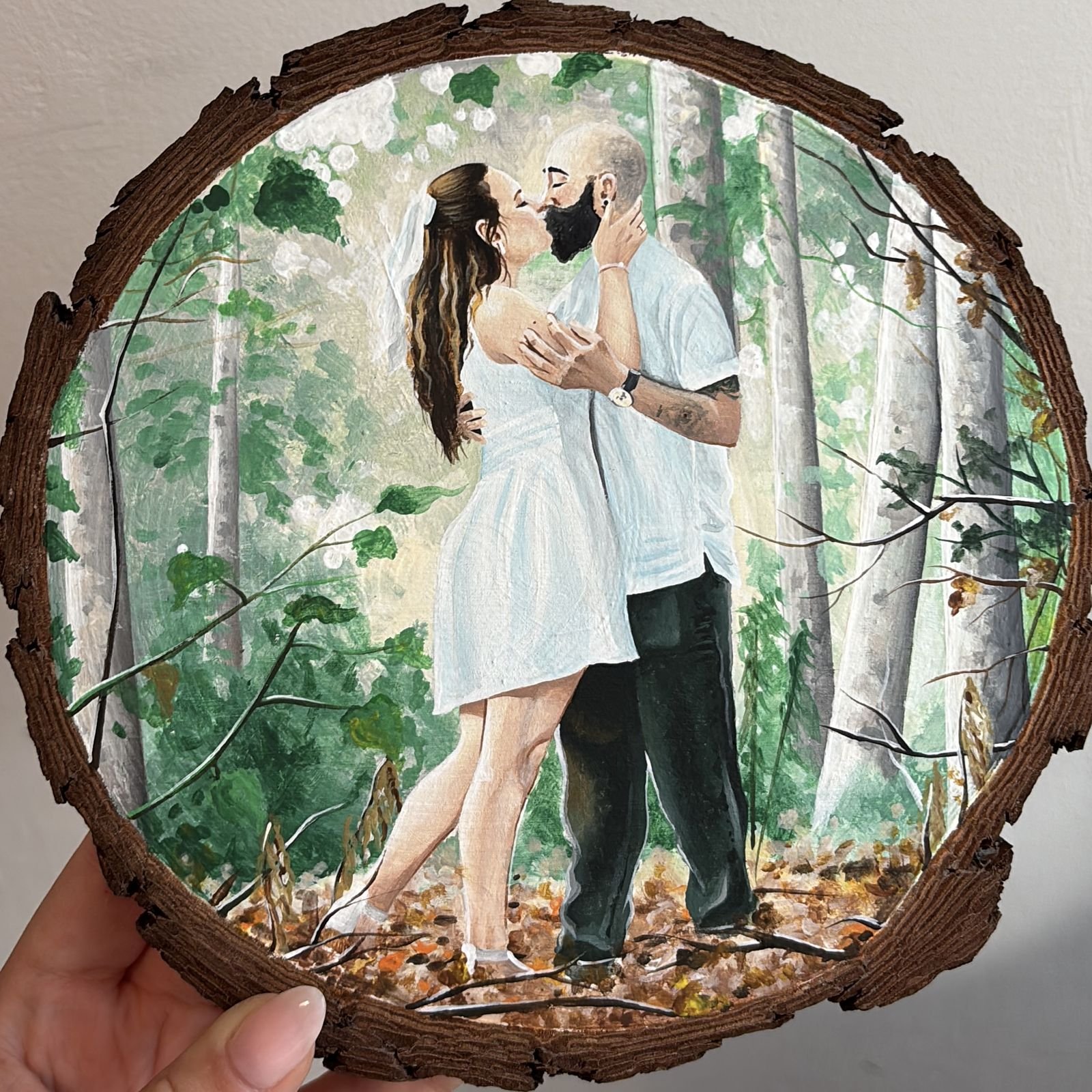 Retrato de pareja pintado sobre rodaja de madera