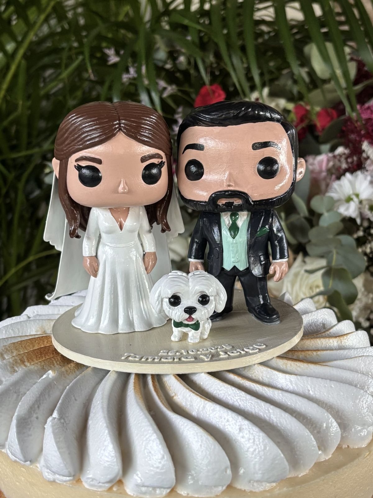 Funkos 3D personalizados de los novios sobre una tarta nupcial