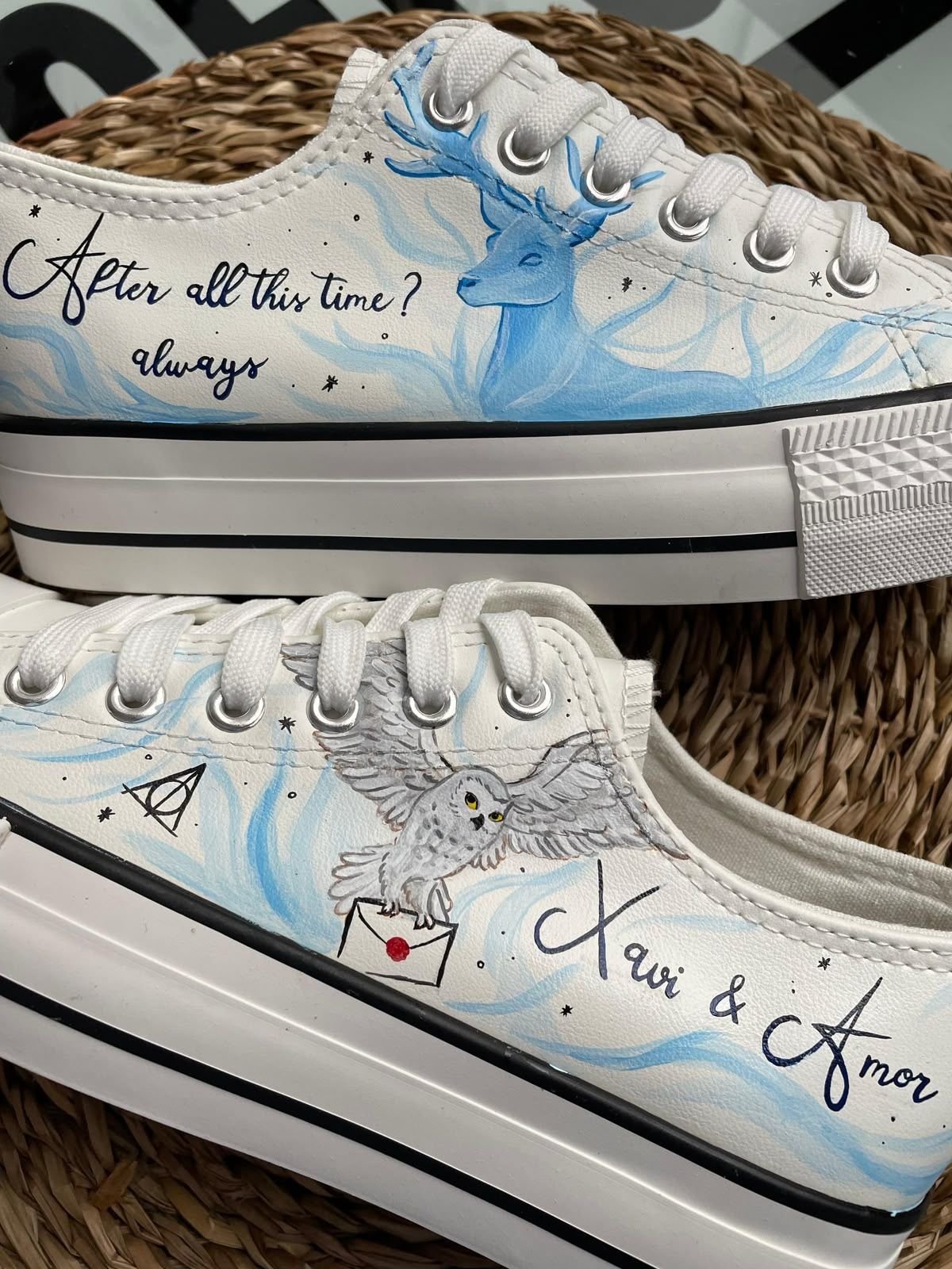 Zapatillas pintadas a mano con un ciervo, una lechuza y los nombres de los novios